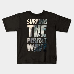 Surfing the perfect wave Kids T-Shirt